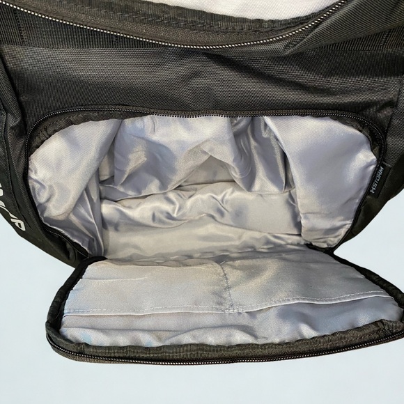 Under Armour Black Backpack with Adjustable Straps and Sporty Design - Picture 6 of 8